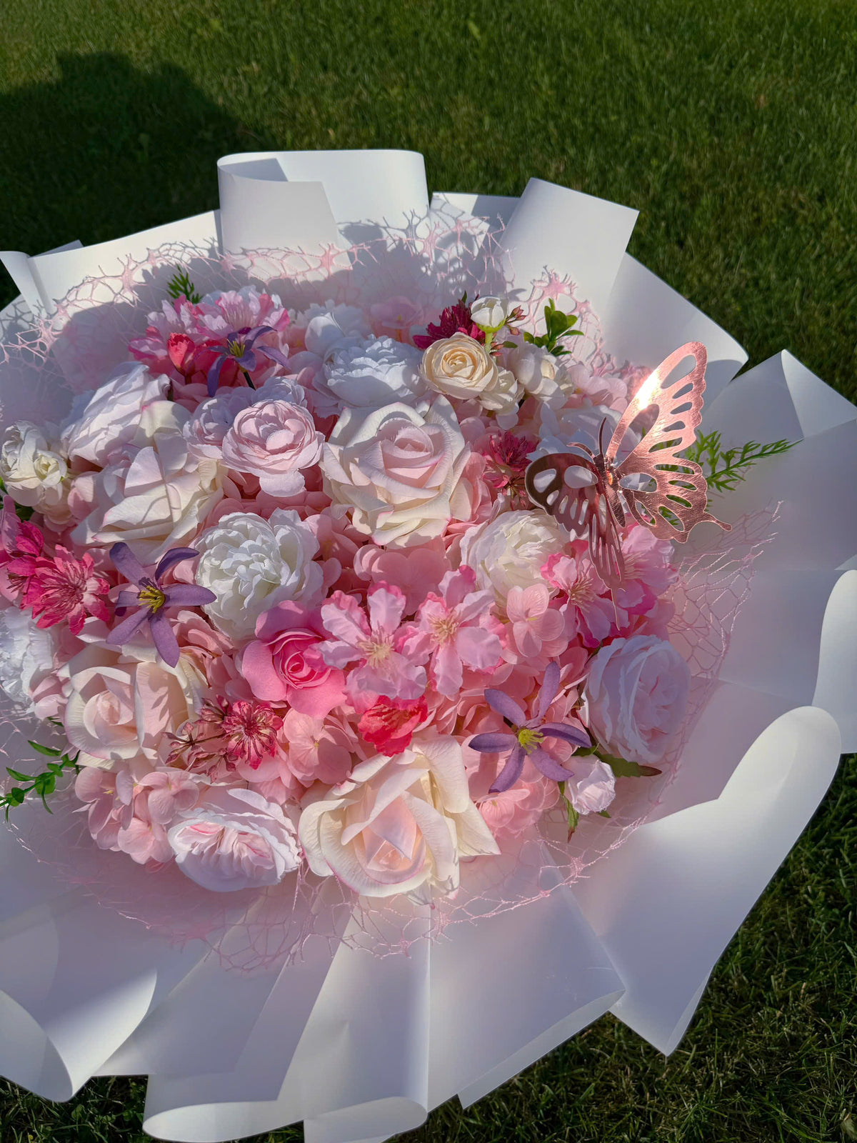 Pretty pink and white flowers intertwined beautifully 🌸🤍