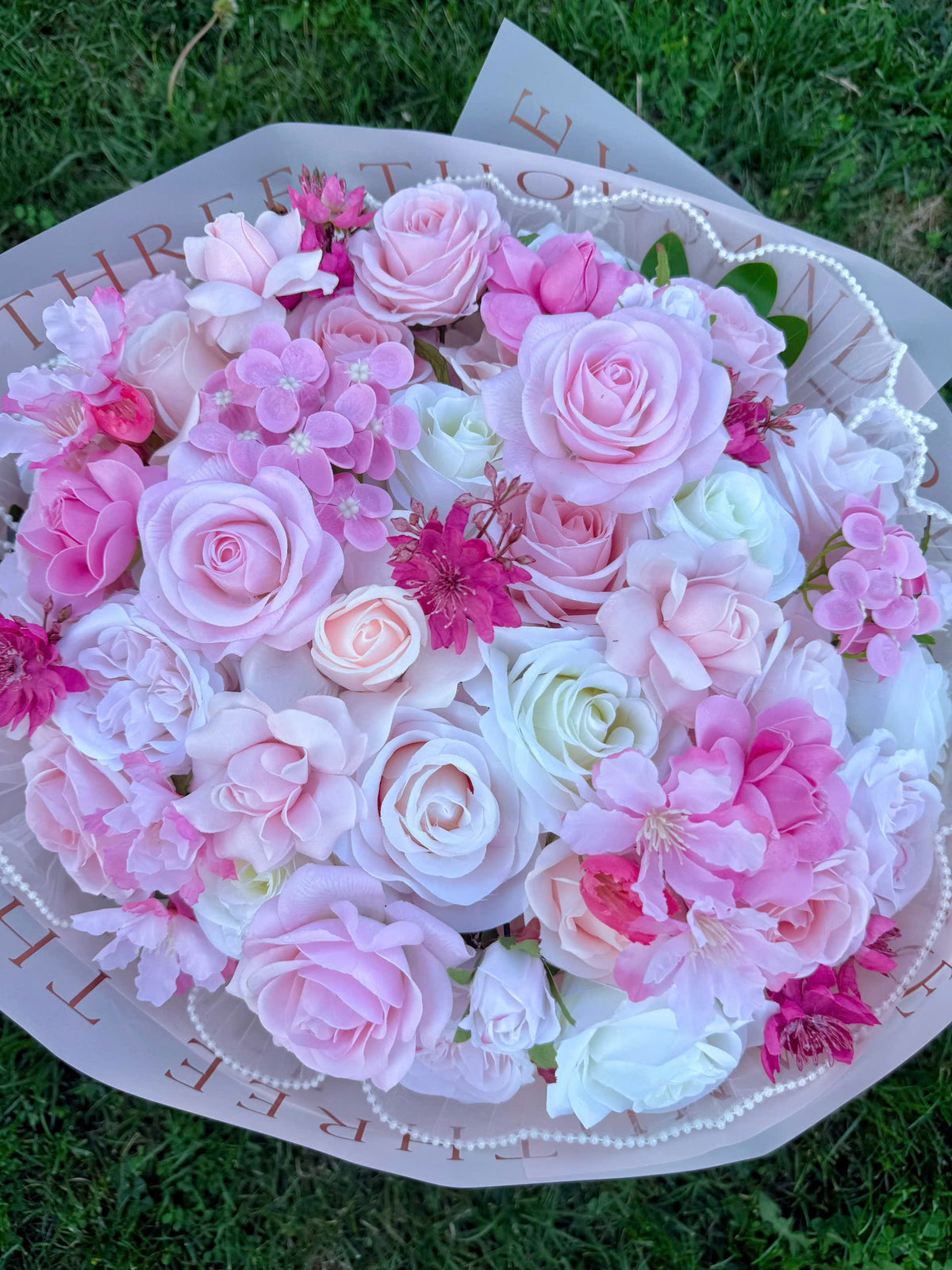 Formal-style flowers mixed in two colors: pink & white 💐🩷🤍