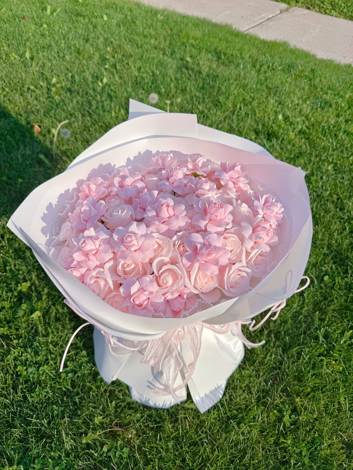 A bouquet featuring two types of roses: spray roses and wax roses 💐