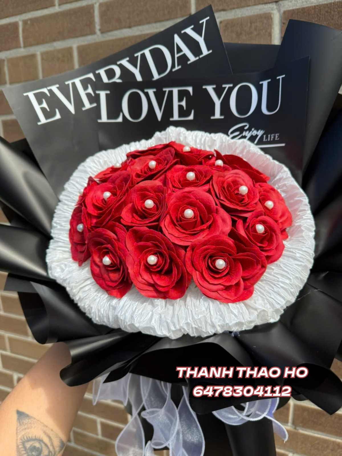 Bó hồng đỏ điểm nhẹ ngọc trai xinh xinh