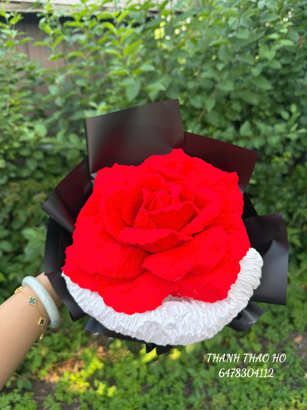 Bông hồng vải nhung đỏ rực nổi bật