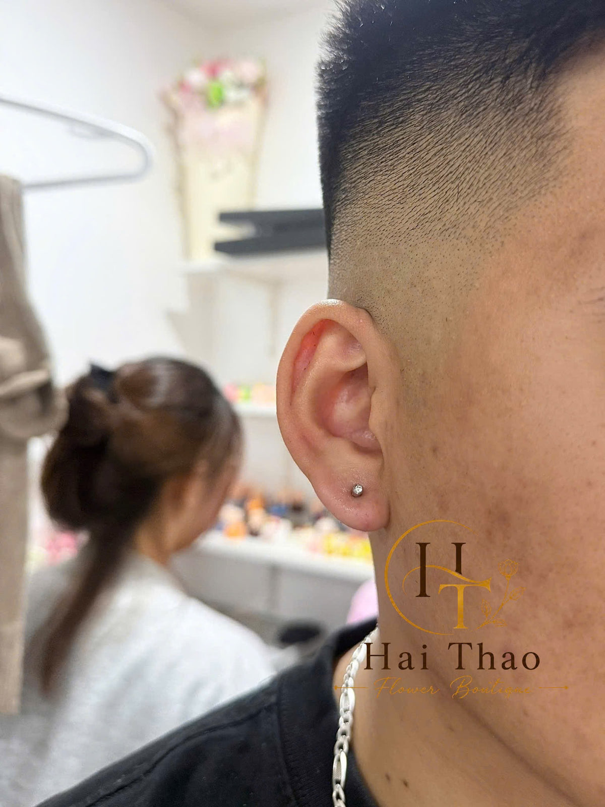 Khách sang thay khuyên bấm thêm 1 lỗ lobe nữa