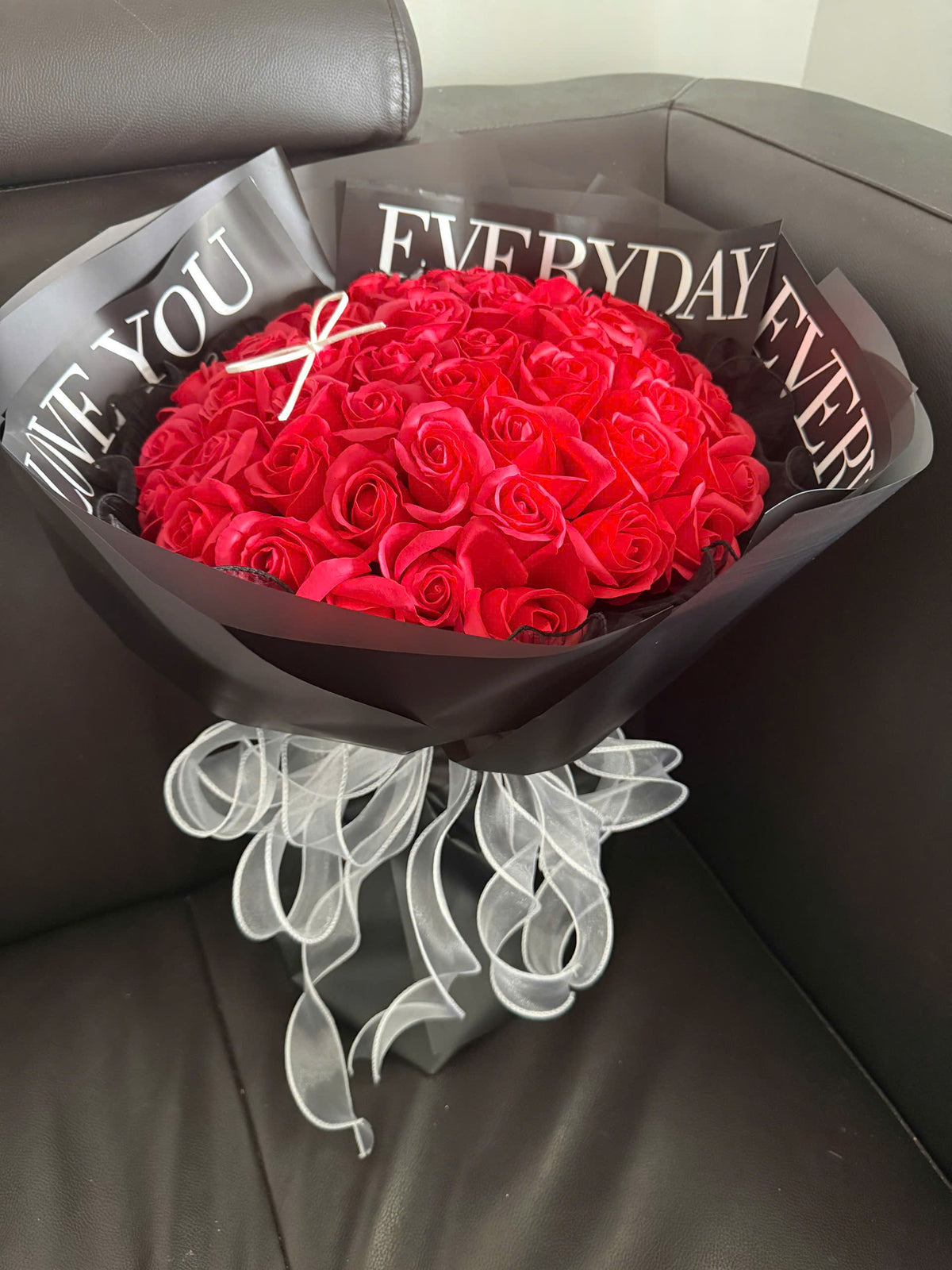 Hoa bó tròn tone đỏ tươi sáng