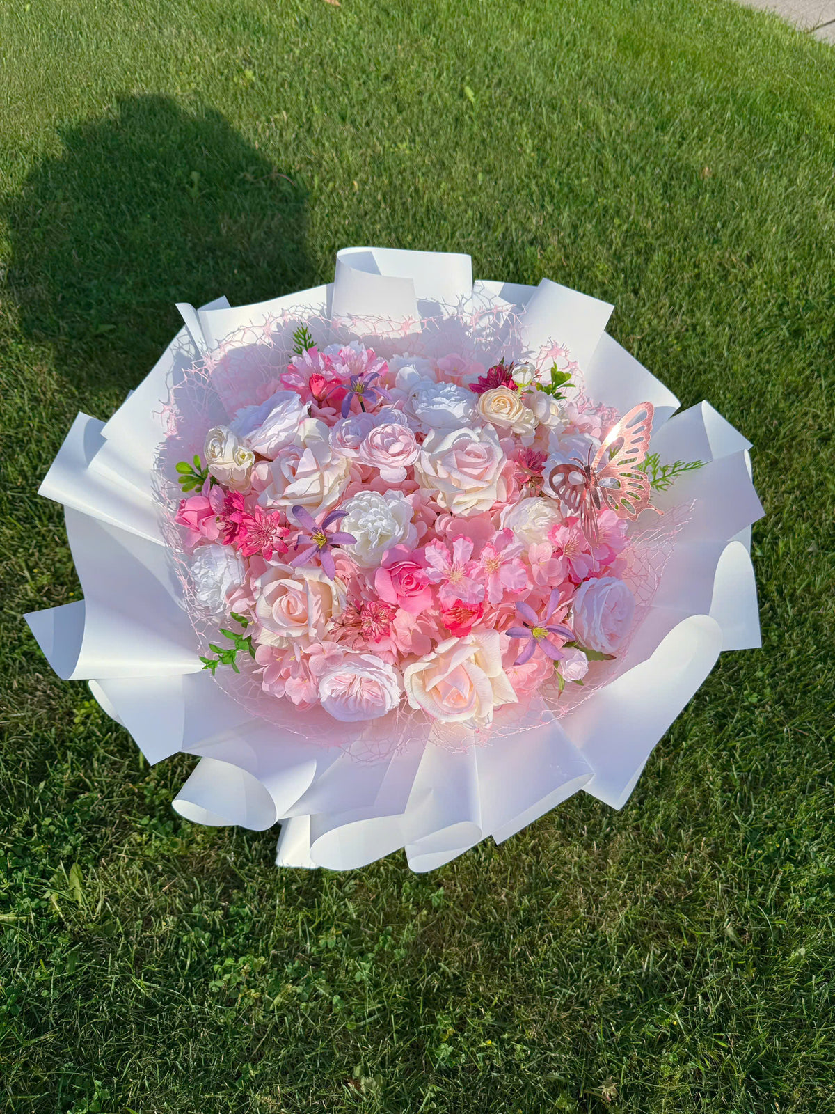 Pretty pink and white flowers intertwined beautifully 🌸🤍