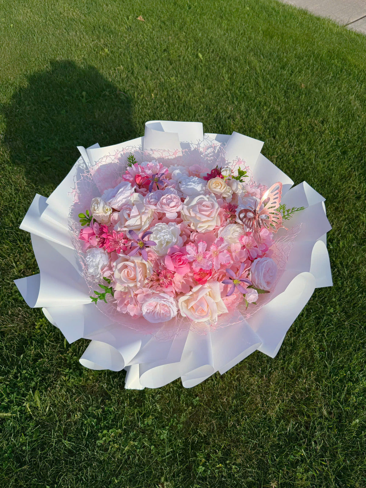 Pretty pink and white flowers intertwined beautifully 🌸🤍