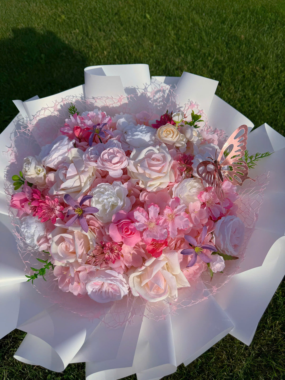 Pretty pink and white flowers intertwined beautifully 🌸🤍