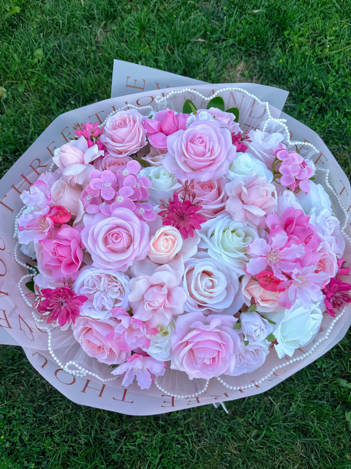 Formal-style flowers mixed in two colors: pink & white 💐🩷🤍