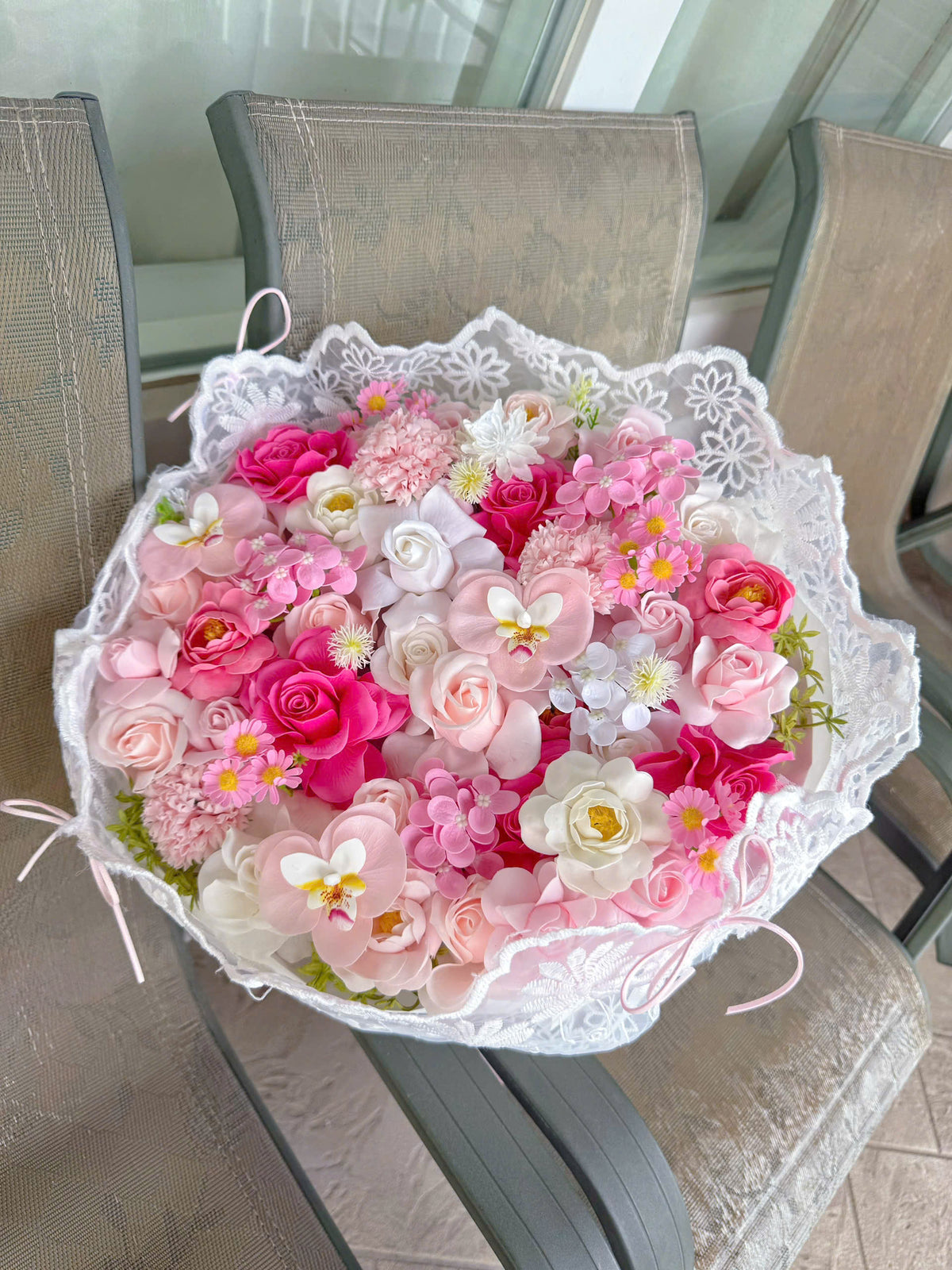 Round-shaped bouquet with 3 shades of white, light pink, and deep pink, finished with delicate lace fabric on the outside 🌸🎀