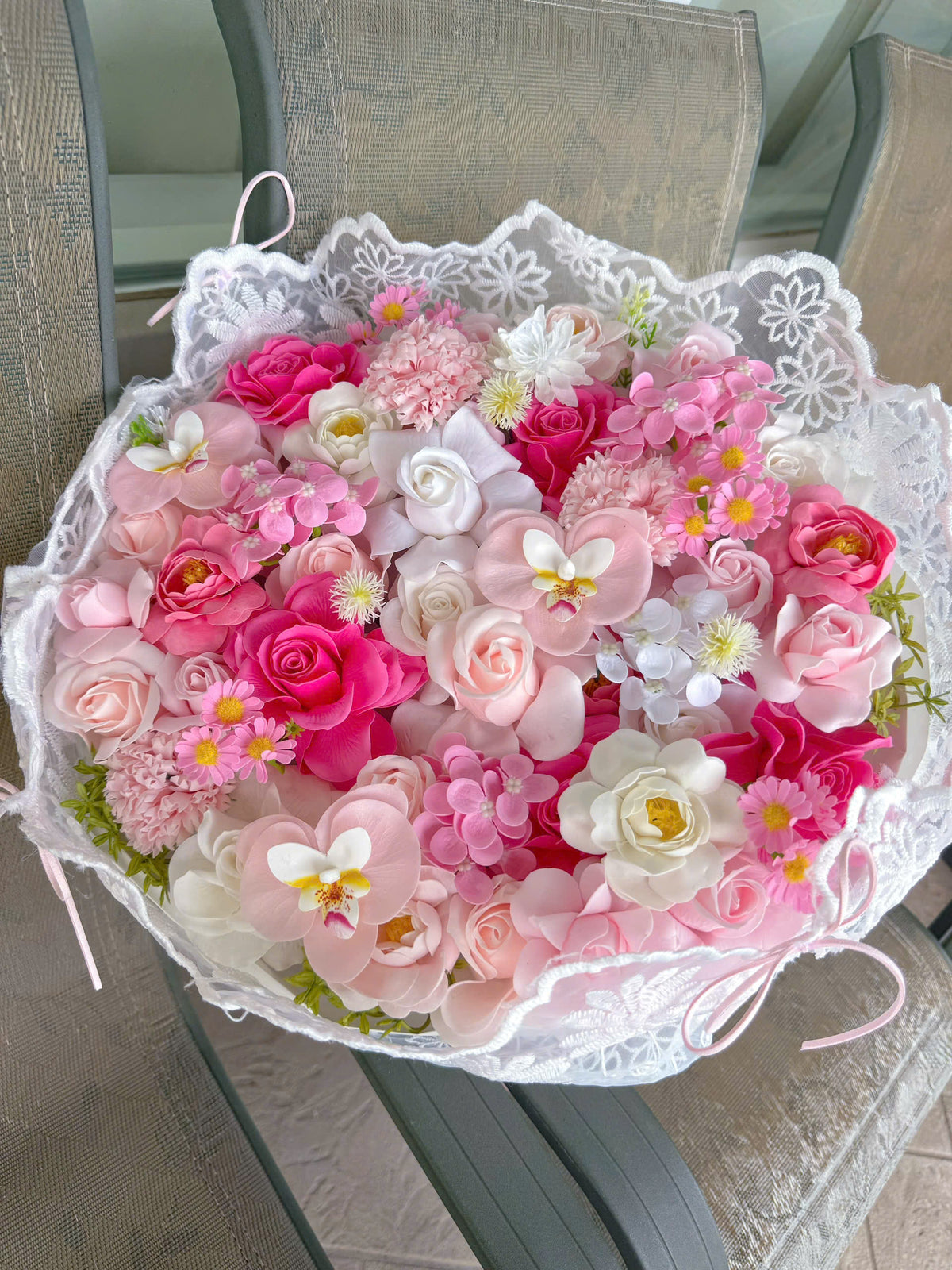 Round-shaped bouquet with 3 shades of white, light pink, and deep pink, finished with delicate lace fabric on the outside 🌸🎀