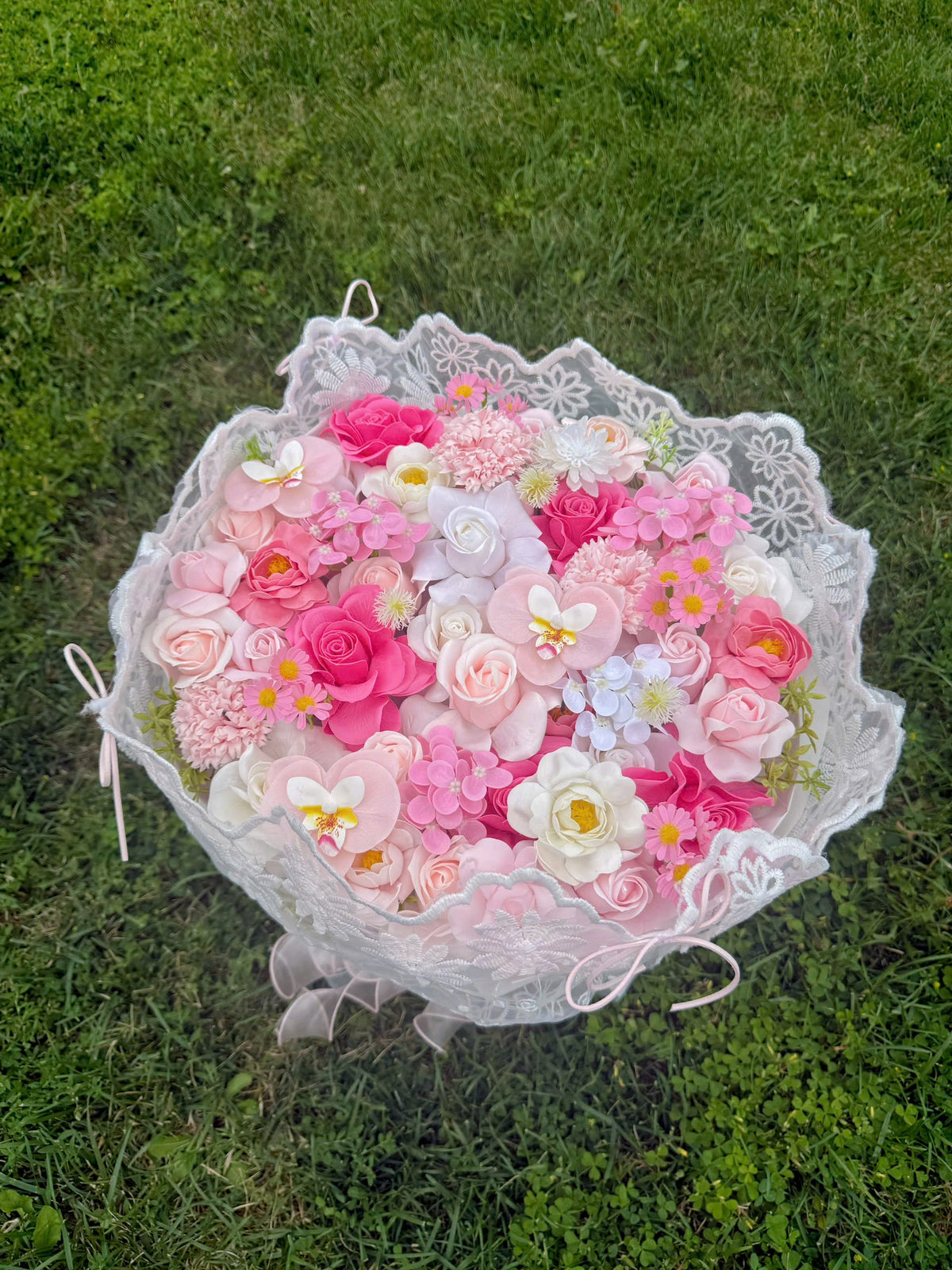 Round-shaped bouquet with 3 shades of white, light pink, and deep pink, finished with delicate lace fabric on the outside 🌸🎀