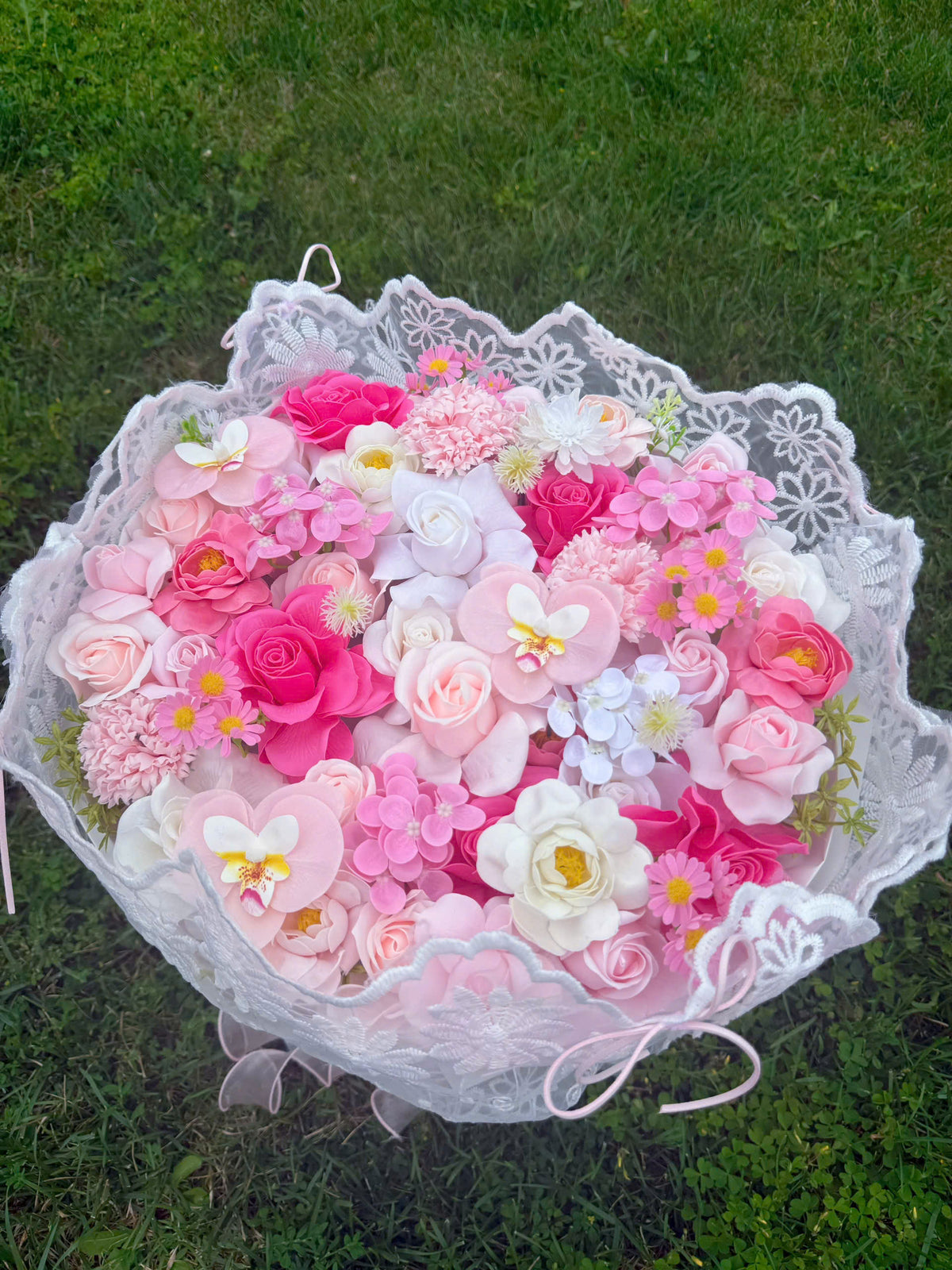 Round-shaped bouquet with 3 shades of white, light pink, and deep pink, finished with delicate lace fabric on the outside 🌸🎀