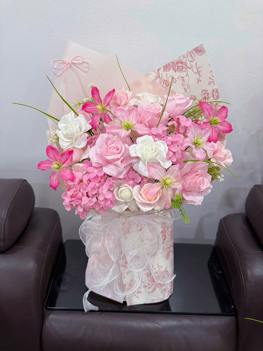 Pink-toned bouquet with a sturdy stem base that stands nicely on its own 🌸