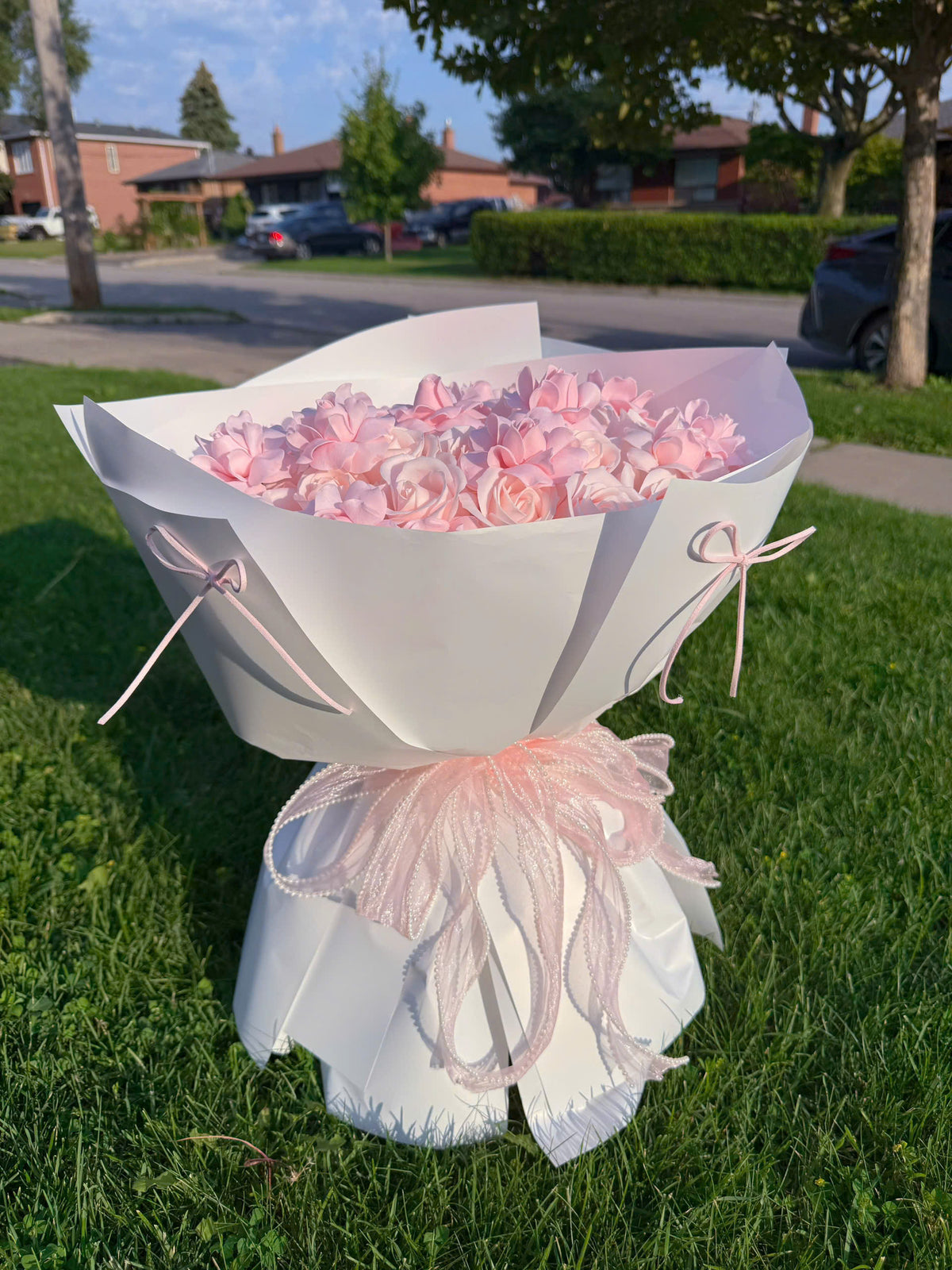 A bouquet featuring two types of roses: spray roses and wax roses 💐
