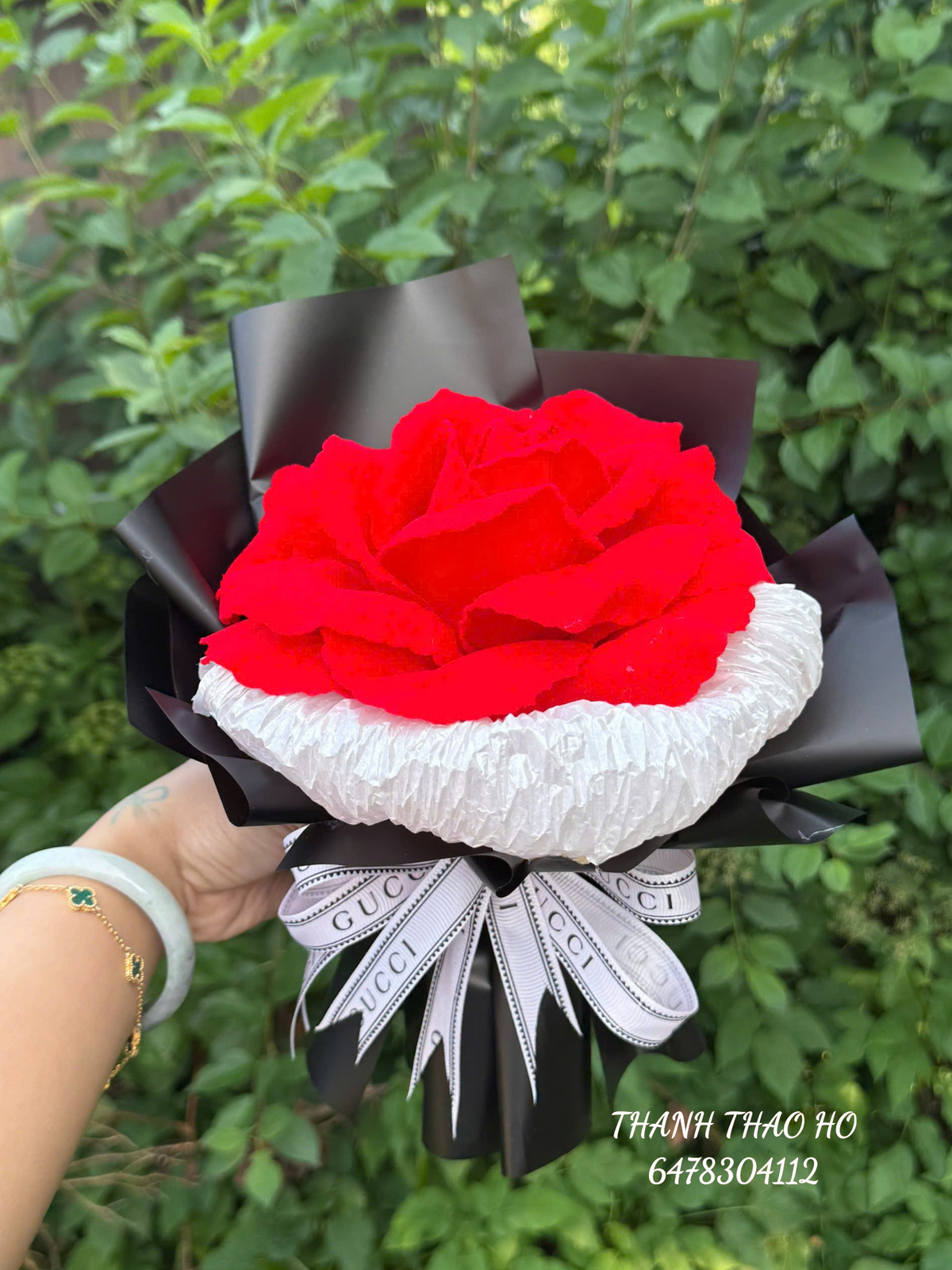 Bông hồng vải nhung đỏ rực nổi bật