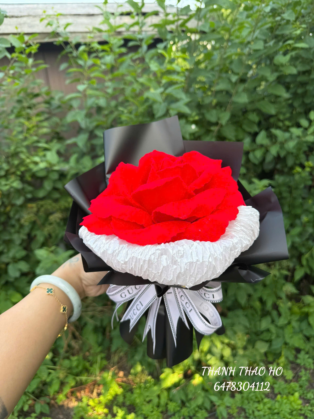 Bông hồng vải nhung đỏ rực nổi bật
