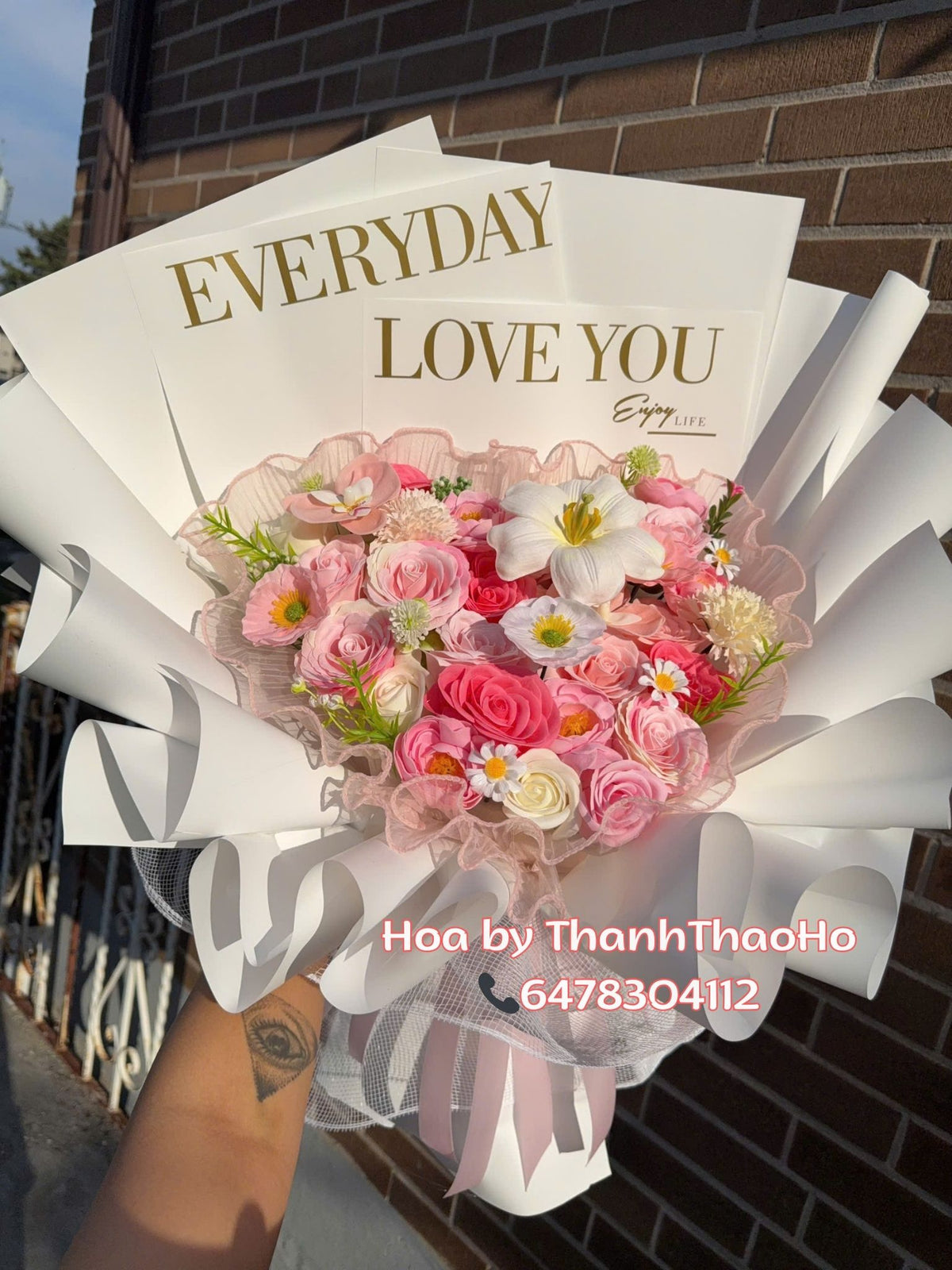 Bó hoa sáp hoa hồng phối tulip hồng trắng tinh tế