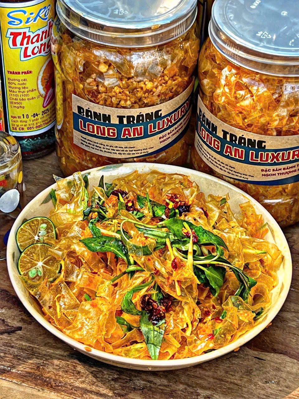 Bánh tráng Long An Luxury kèm sốt sate siêu cay và sốt chanh quyến rũ