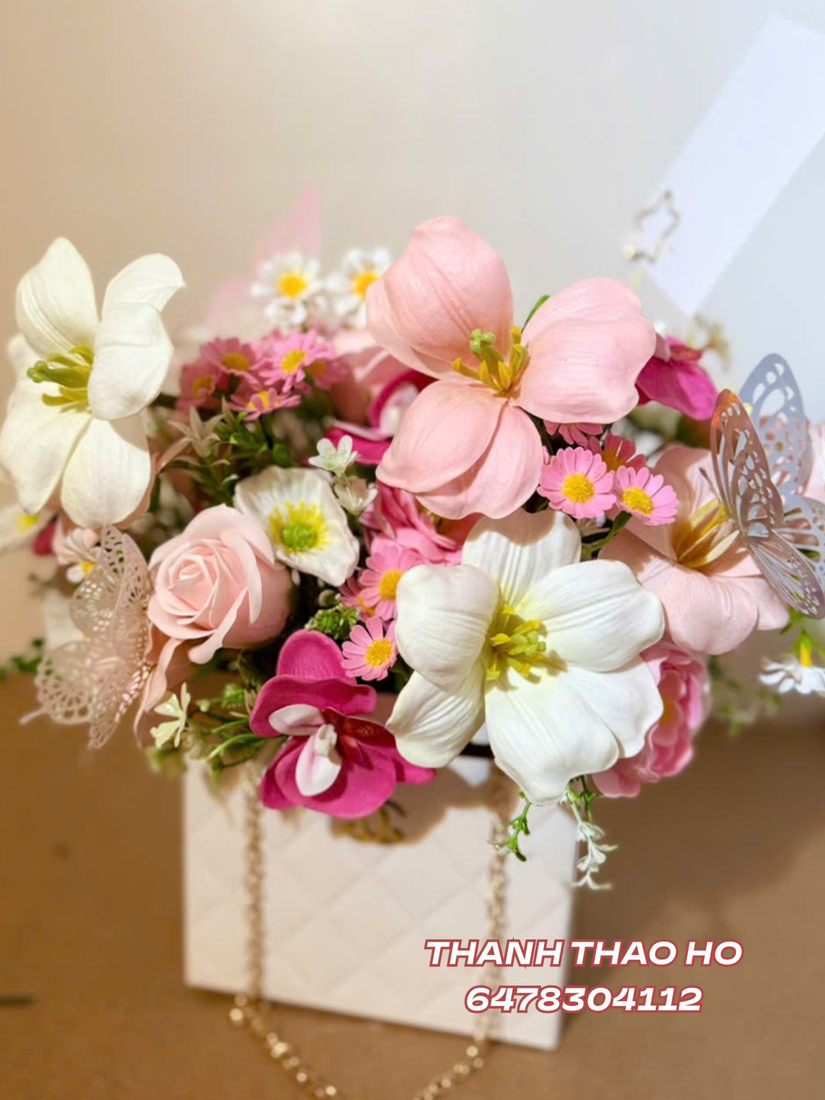 Giỏ hoa hình túi tone hông tulip phối tự nhiên