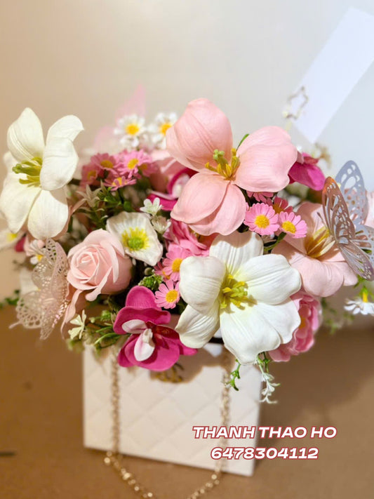 Giỏ hoa hình túi tone hông tulip phối tự nhiên