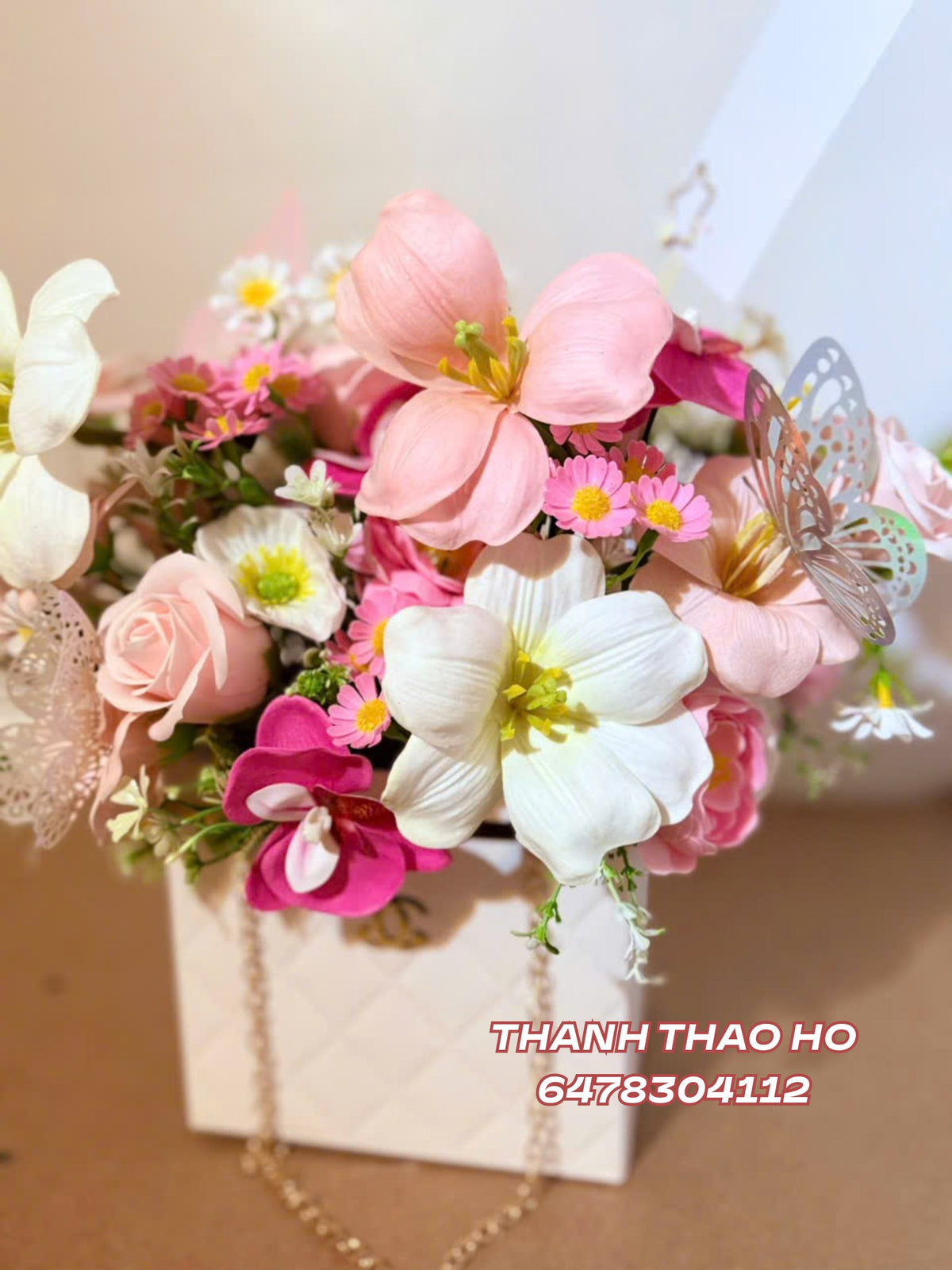 Giỏ hoa hình túi tone hông tulip phối tự nhiên