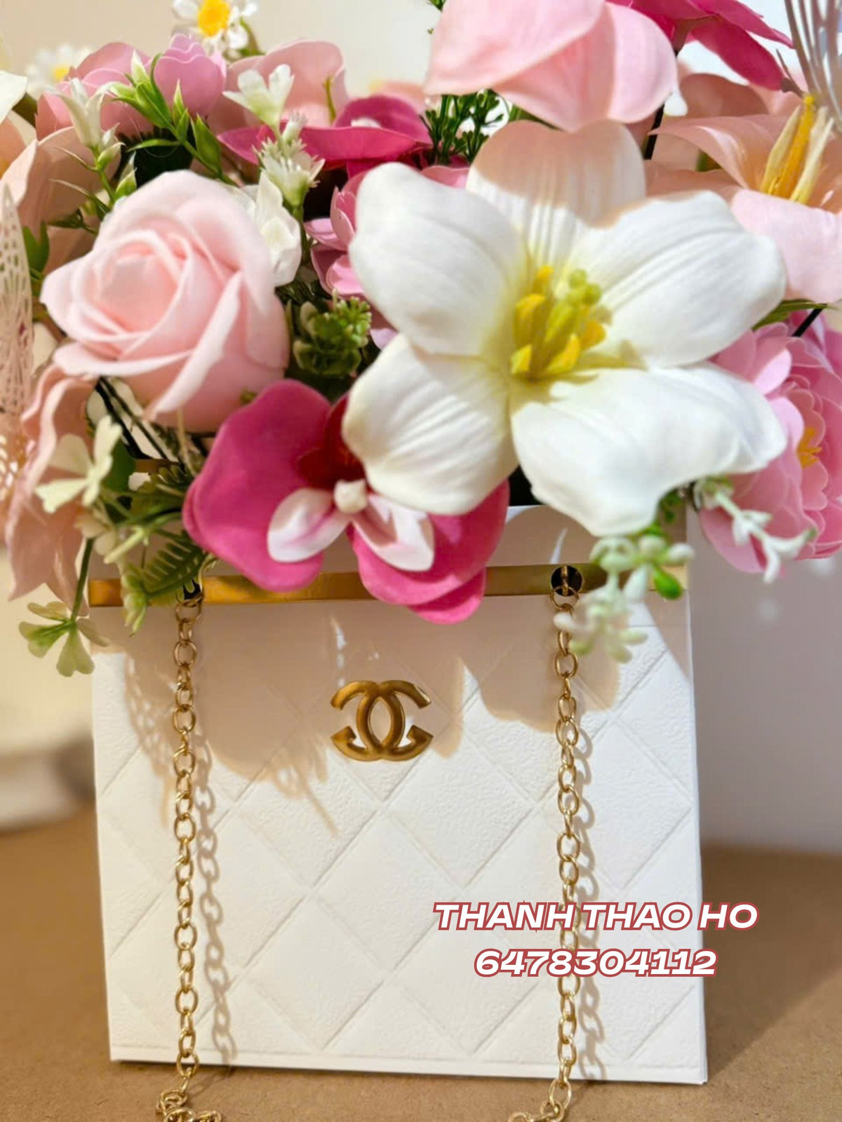 Giỏ hoa hình túi tone hông tulip phối tự nhiên