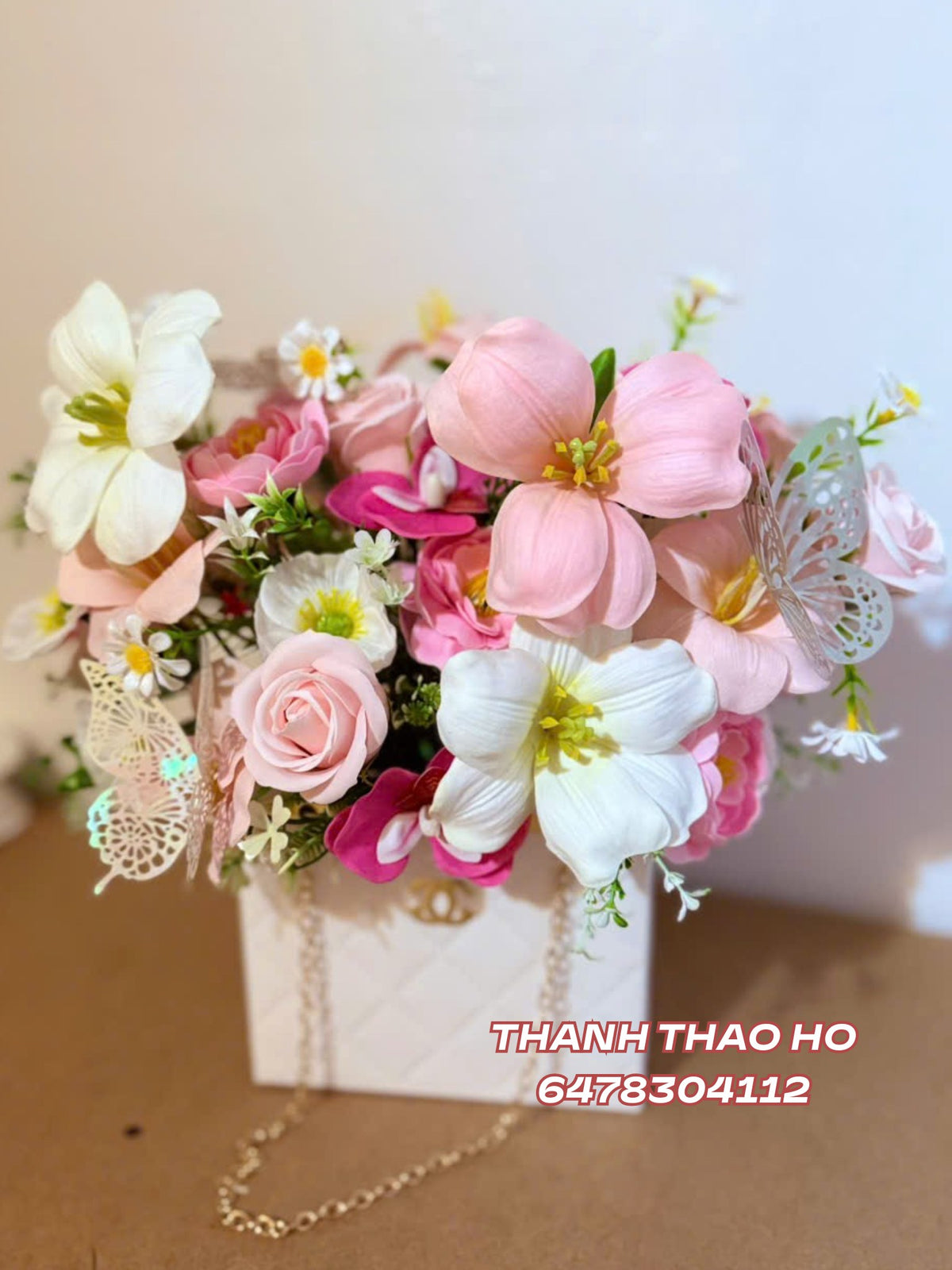 Giỏ hoa hình túi tone hông tulip phối tự nhiên
