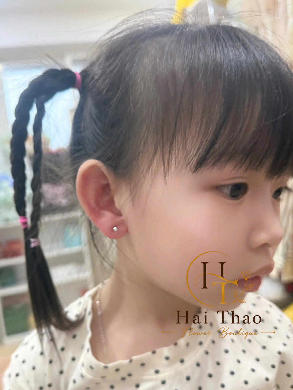Bấm khuyên cho bé iu