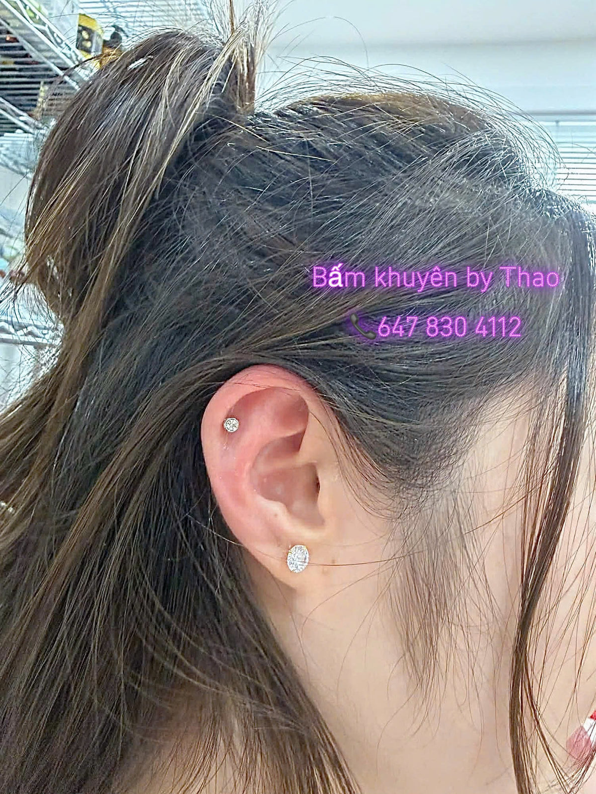 Khách nữ bấm 1 lần 3 vị trí trên tai