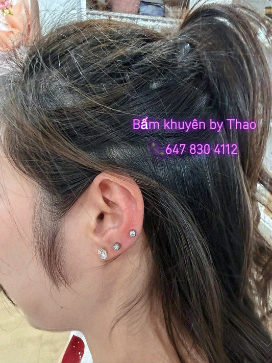 Khách nữ bấm 1 lần 3 vị trí trên tai