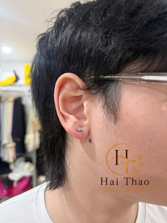 Khách nam lần đầu sang bấm 2 lỗ lobe