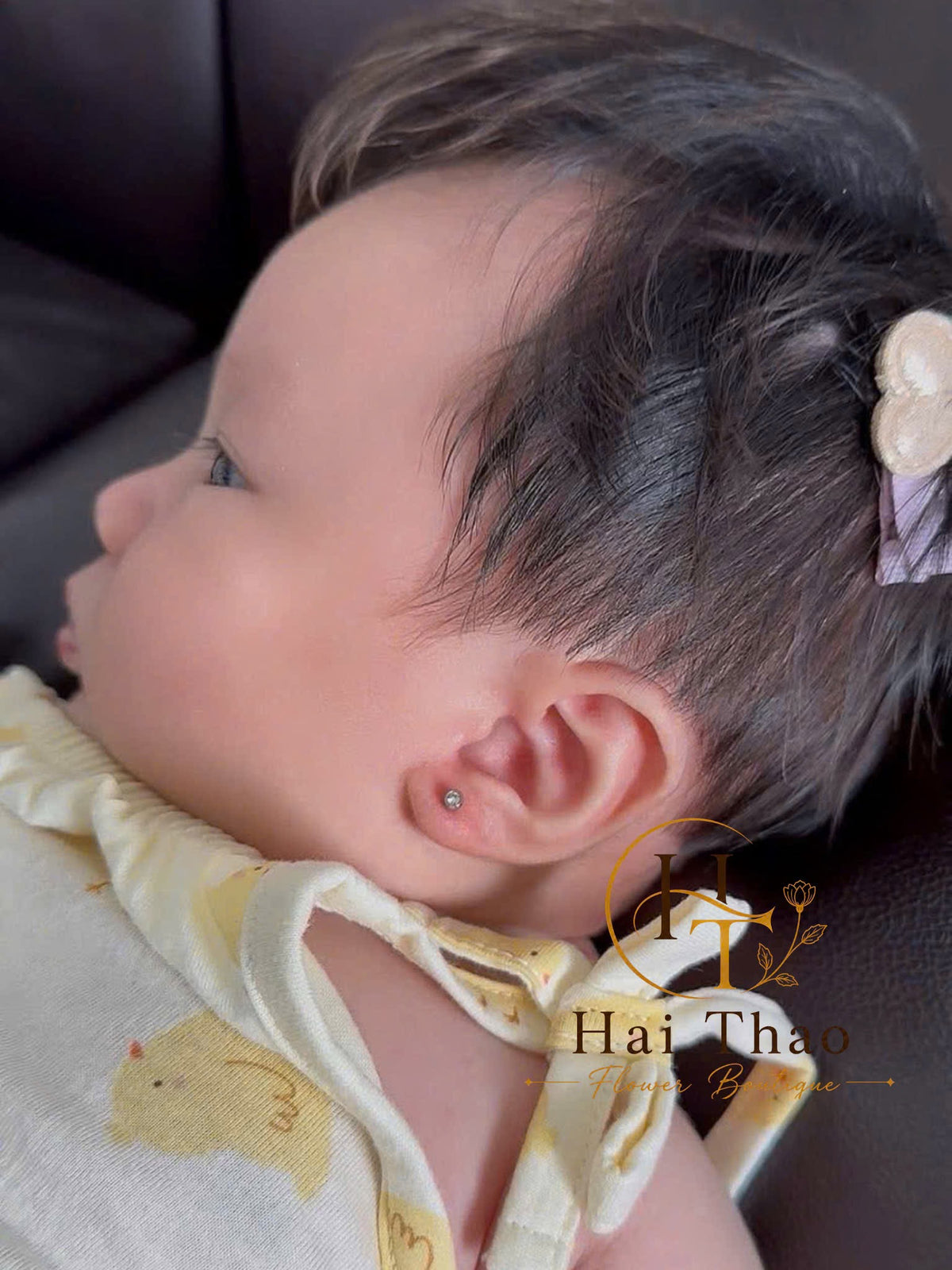 Bấm khuyên cho bé iu