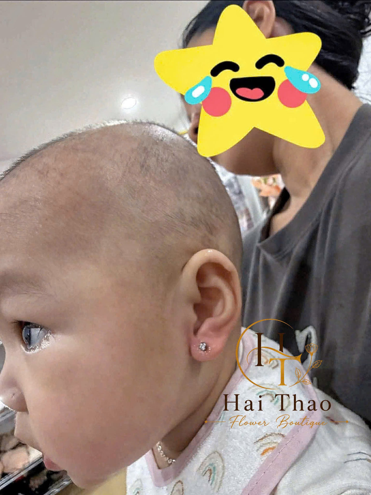 Bấm khuyên cho bé iu