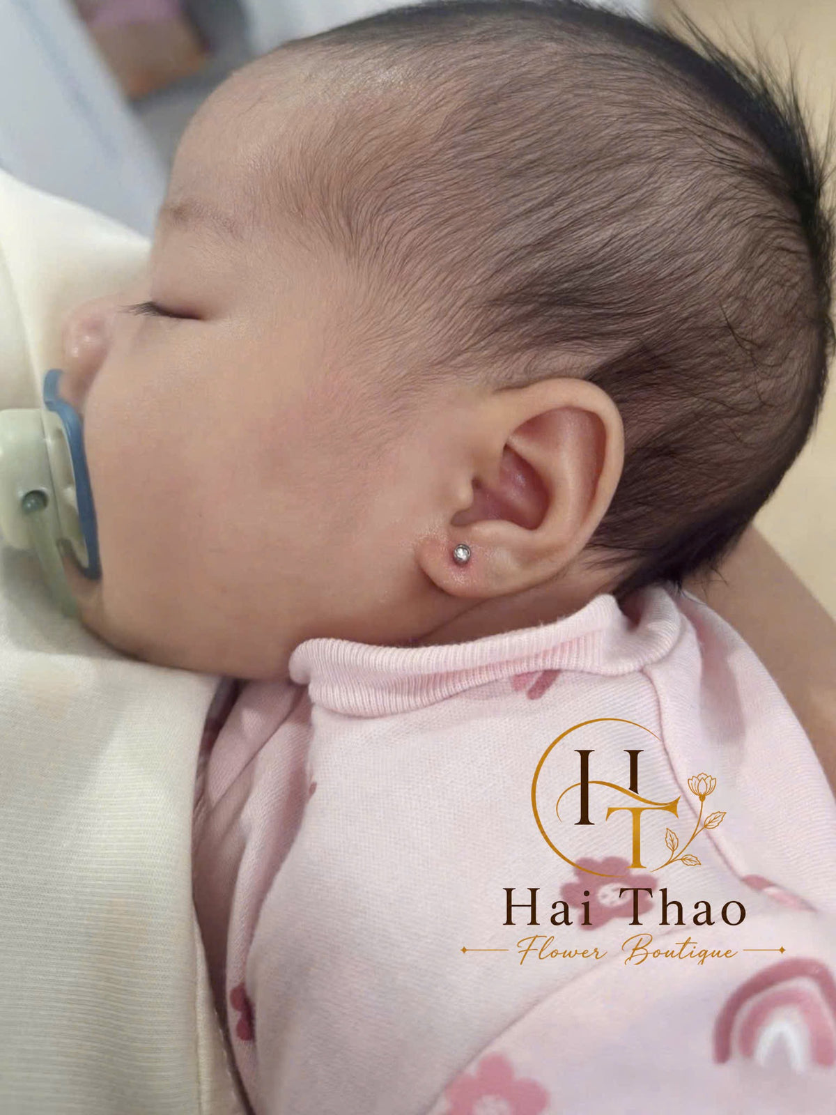 Bấm khuyên cho bé iu