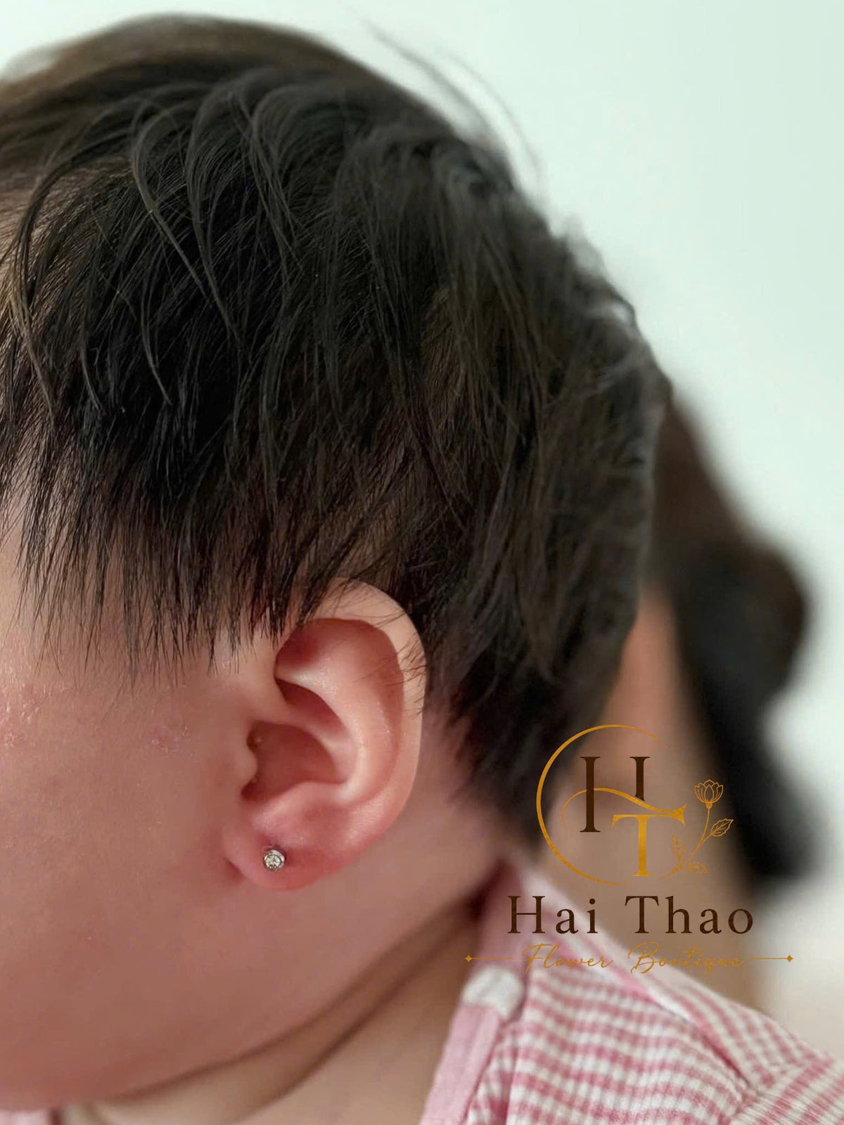 Bấm khuyên cho bé iu