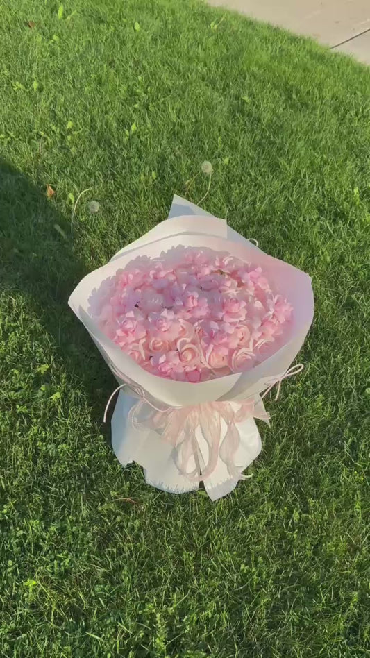 A bouquet featuring two types of roses: spray roses and wax roses 💐