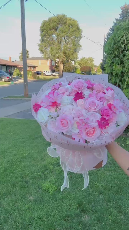 Formal-style flowers mixed in two colors: pink & white 💐🩷🤍