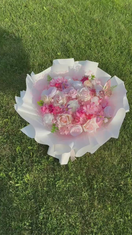 Pretty pink and white flowers intertwined beautifully 🌸🤍
