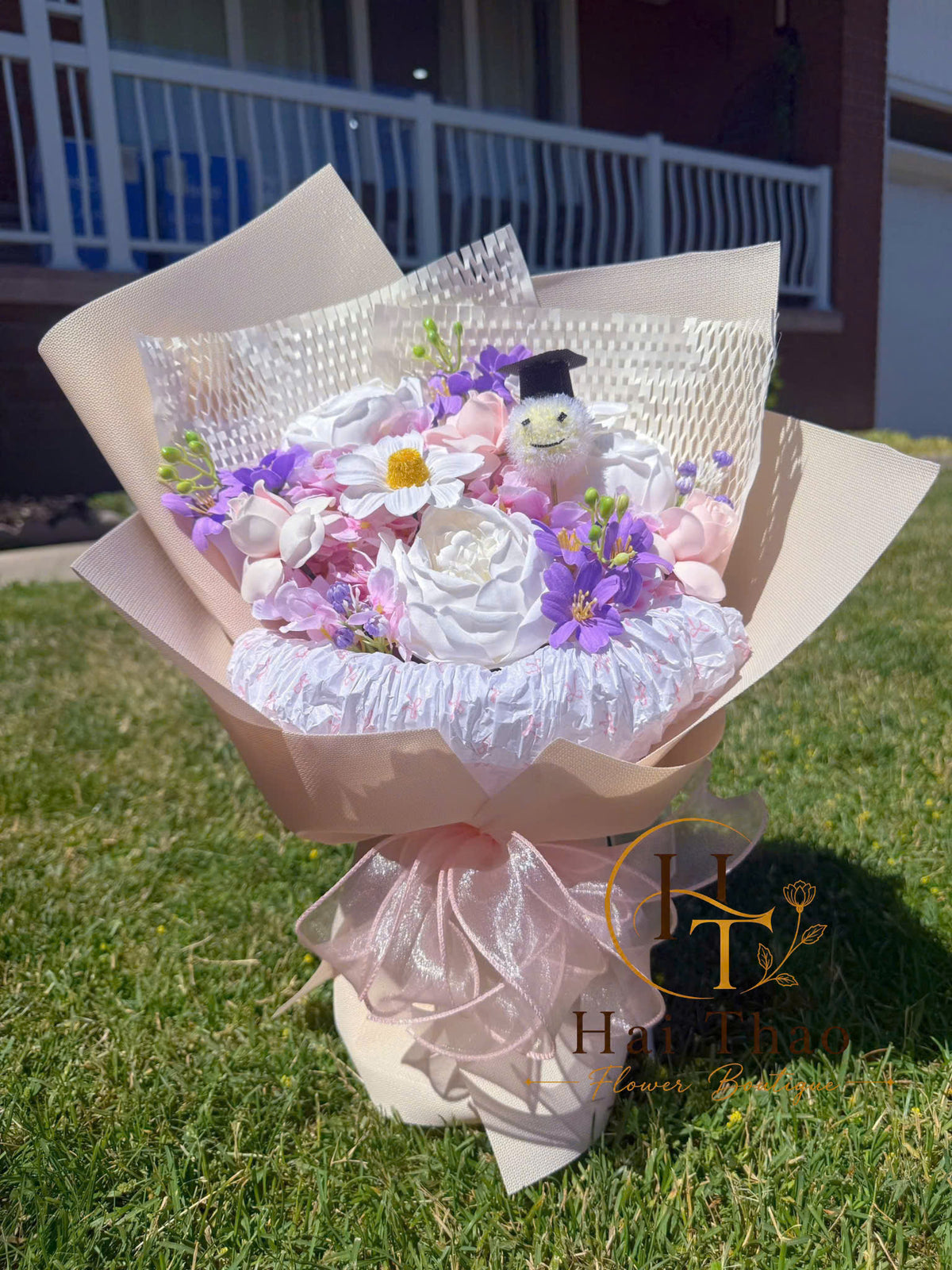 Hoa tốt nghiệp, đội mũ tân cử nhân
