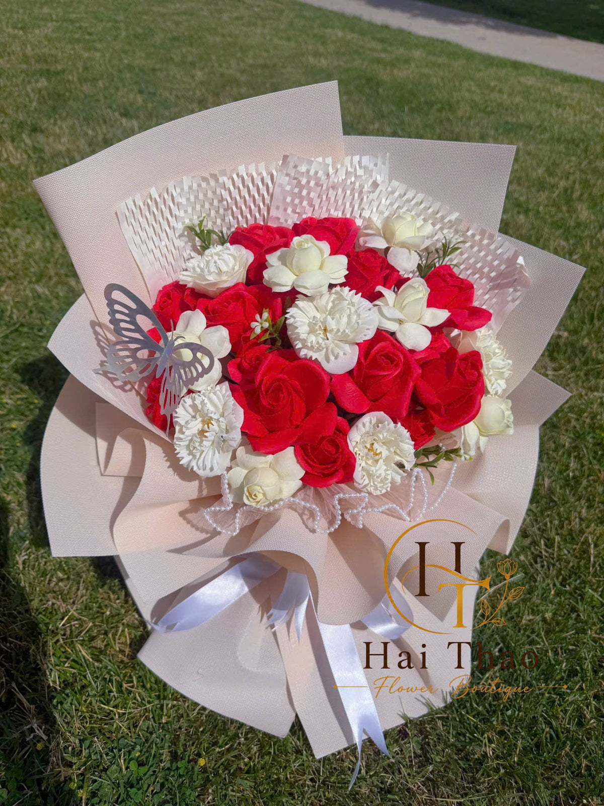 Hoa sáp đỏ mix trắng kem