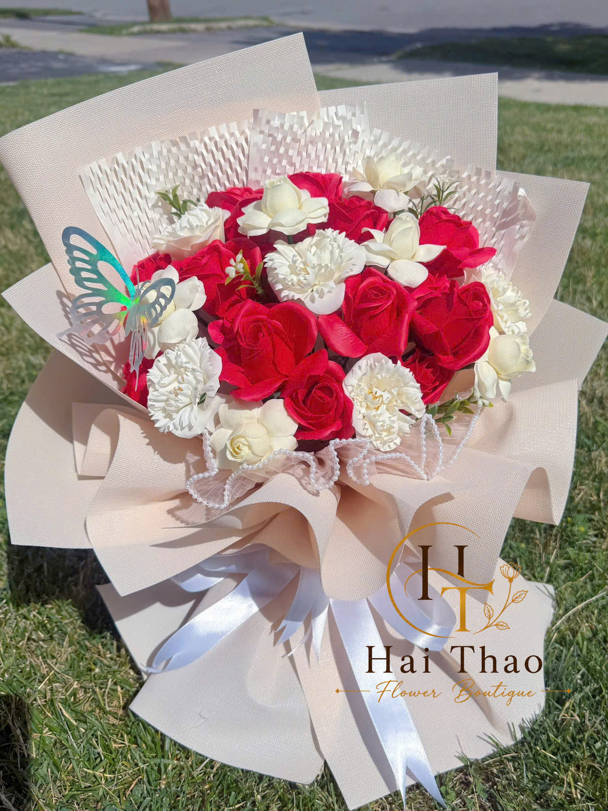 Hoa sáp đỏ mix trắng kem